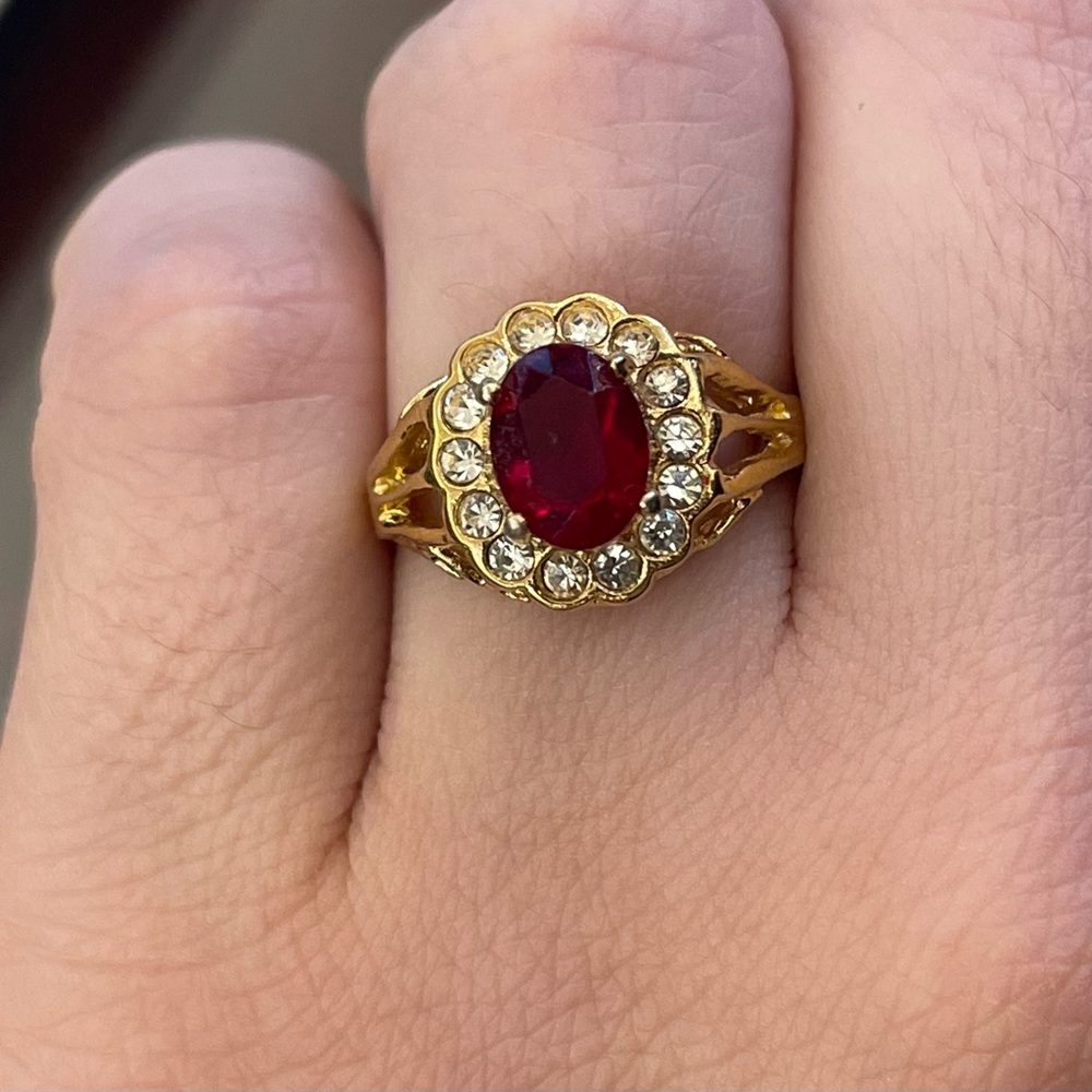 Elegant vintage HGE and Red Gemstone Ring